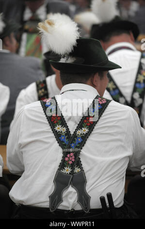 Bayerische mit Tracht und Leder hose in Garmisch-Partenkirchen. Stockfoto
