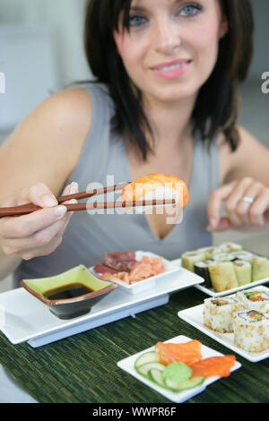 Brünette Essen sushi Stockfoto