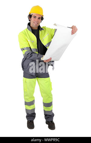 Vorarbeiter in reflektierenden Arbeitskleidung Prüfung Pläne Stockfoto