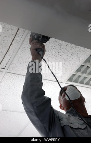 Mann mit einem sander Stockfoto