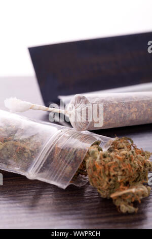 Cannabis marihuana mit Papier und gemeinsame zu verdrehen Drogen Stockfoto