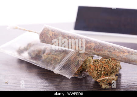 Cannabis marihuana mit Papier und gemeinsame zu verdrehen Drogen Stockfoto