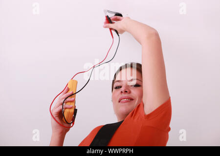 Frau mit einem voltmeter Stockfoto