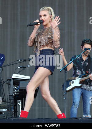 London, Großbritannien. 15 Sep, 2019. Kelsea Ballerini ein amerikanischer Country Musik Sänger und Songwriter führt live auf der Bühne des BBC Radio 2 Live in Hyde Park, London. Credit: SOPA Images Limited/Alamy leben Nachrichten Stockfoto