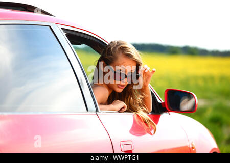 Frau im roten Auto Stockfoto