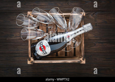 Sekt, Martini Cocktail, zwei Gläser, Obst garnieren, Trinken, Alkohol, Rossi Asti Stockfoto