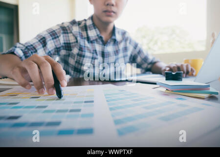 Grafiker und Fotograf arbeitet auf dem Computer und verwendet Grafiktablett. Stockfoto