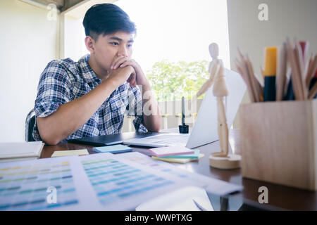 Grafiker und Fotograf arbeitet auf dem Computer und verwendet Grafiktablett. Stockfoto