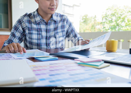 Grafiker und Fotograf arbeitet auf dem Computer und verwendet Grafiktablett. Stockfoto