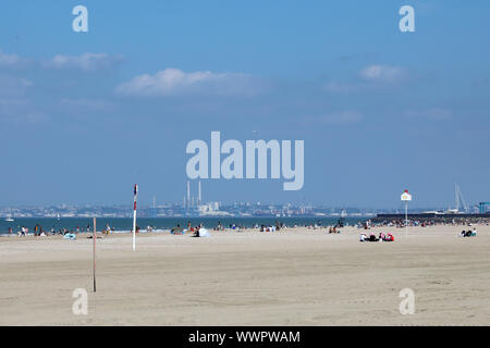 Deauville/Frankreich - September 14, 2019: Ein Blick über den Strand von Deauville Beach und den Englischen Kanal in Richtung Industriegebiet von Le Havre Stockfoto