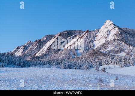 Die Flatirons abgedeckt im Schnee in der Morgendämmerung, Chautauqua Park, Boulder, Colorado. Stockfoto