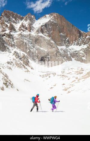 Jan Rouš (links) und Mylène Jacquemart Wanderung über Abgrund See unterhalb Longs Peak, Rocky Mountain National Park, Colorado. Stockfoto