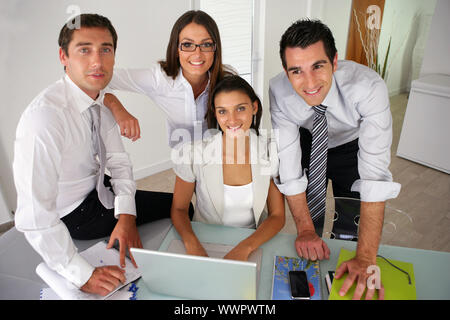 Business-Team posiert zusammen Stockfoto