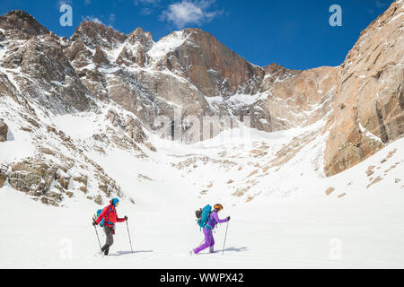 Jan Rouš (links) und Mylène Jacquemart Wanderung über Abgrund See unterhalb Longs Peak, Rocky Mountain National Park, Colorado. Stockfoto