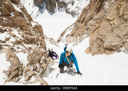 Mylène Jacquemart (links) und Jan Rouš klettern Martha Couloir auf dem Berg Lady Washington, Rocky Mountain National Park, Colorado. Stockfoto