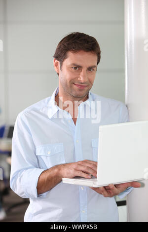 Mann mit computer Stockfoto