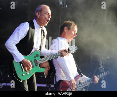 London, Großbritannien. 15 Sep, 2019. Francis Rossi und John "Rhino" Edwards von Status Quo Deutsch Rock Band live auf der Bühne des BBC Radio 2 Live in Hyde Park, London. Credit: SOPA Images Limited/Alamy leben Nachrichten Stockfoto