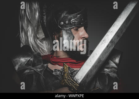 Praetorian römischen Legionär und rotem Mantel, Rüstung und Schwert im Krieg Haltung Stockfoto