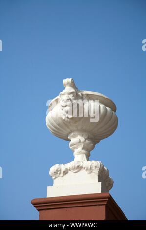 weiße Blumentopf mit Skulptur Gesicht bei Icod Stadt Teneriffa Spanien Stockfoto