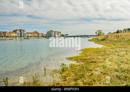 Der Blick zurück auf die Stadt vom Ufer des Flusses Adur in Shoreham Stockfoto