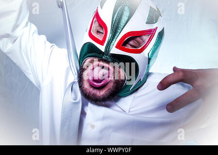 verärgert, wütend Geschäftsmann mit mexikanischen Wrestler Maske, Ausdruck von Ärger und Wut Stockfoto