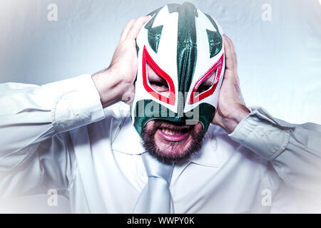 wütend Geschäftsmann mit mexikanischen Wrestler Maske, Ausdruck von Ärger und Wut Stockfoto