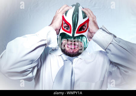 Manager, wütend Geschäftsmann mit mexikanischen Wrestler Maske, Ausdruck von Ärger und Wut Stockfoto