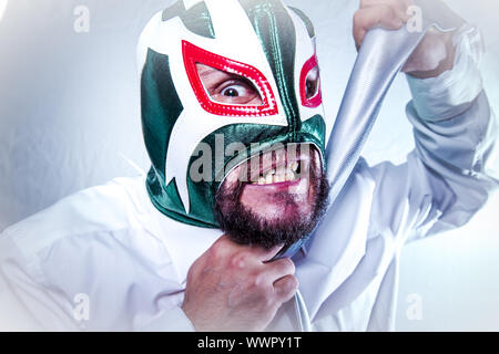 wütend Geschäftsmann mit mexikanischen Wrestler Maske, Ausdruck von Ärger und Wut Stockfoto