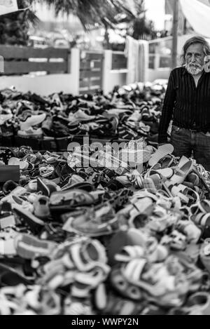 Viele Schuhe auf dem Markt in Tymbaki, Kreta Abschaltdruck Stockfoto