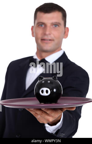 Kellner servieren ein Sparschwein Stockfoto