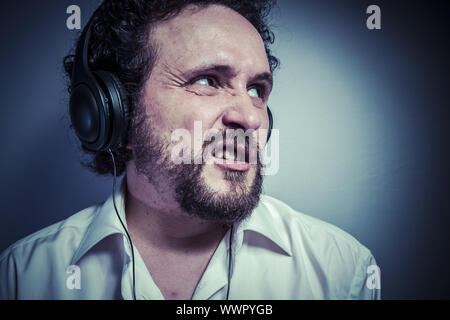 hassen Sie Musik, Mann mit intensiven Ausdruck, weißen Hemd Stockfoto