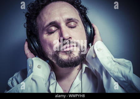 klassische Musik, Mann mit intensiven Ausdruck, weißes Hemd Stockfoto