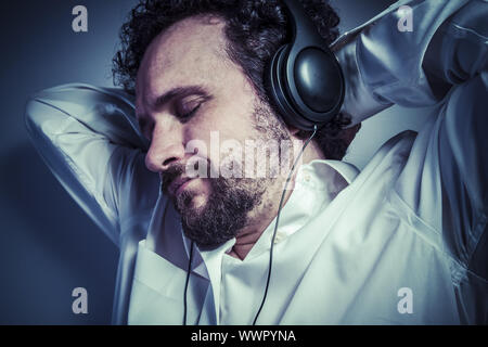 klassische Musik, Mann mit intensiven Ausdruck, weißes Hemd Stockfoto