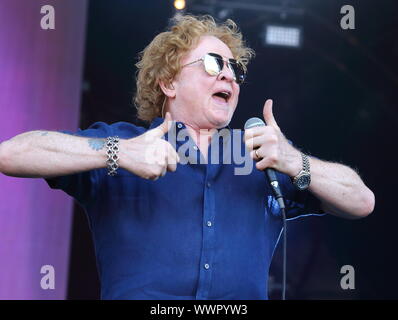 London, Großbritannien. 15 Sep, 2019. Mick Hucknall von Simply Red Pop Band live auf der Bühne des BBC Radio 2 Live in Hyde Park, London. Credit: SOPA Images Limited/Alamy leben Nachrichten Stockfoto