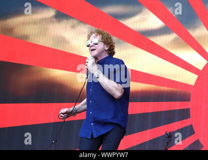 London, Großbritannien. 15 Sep, 2019. Mick Hucknall von Simply Red Pop Band live auf der Bühne des BBC Radio 2 Live in Hyde Park, London. Credit: SOPA Images Limited/Alamy leben Nachrichten Stockfoto