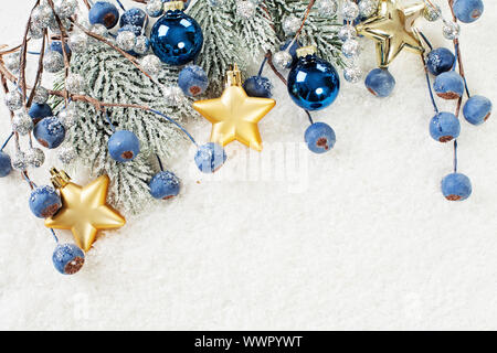 Weihnachten Hintergrund Grenze mit Ecke Zusammensetzung aus Grün Weihnachten tanne Zweig, Blaue Beeren und gold Neues Jahr Dekoration Stockfoto