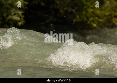 Detailansicht der Wasser in einen kleinen schnell fliessenden Fluss in den Alpen (Südtirol) Stockfoto