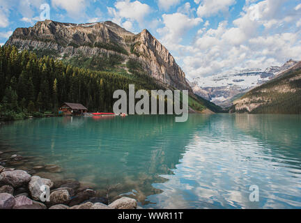 Malerischer Blick auf Bootshaus und Kanus auf dem Lake Louise, Banff, Alberta. Stockfoto