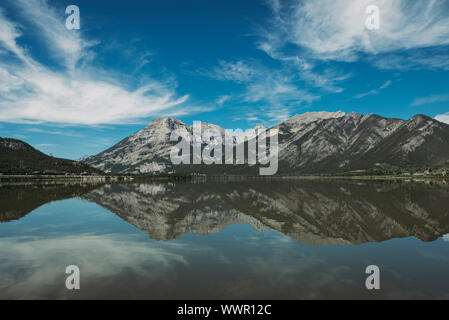 Malerischer Blick auf den See und die Berge Reflexionen in den kanadischen Rockies Stockfoto