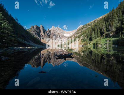 Lake Agnes und die umliegenden Berge in Banff, Alberta, Kanada. Stockfoto