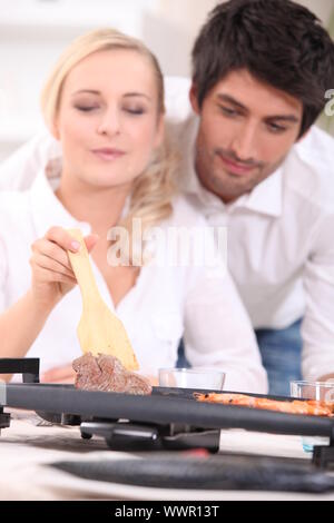 Paar Surf And Turf auf eine Tischplatte Kochplatte Kochen Stockfoto