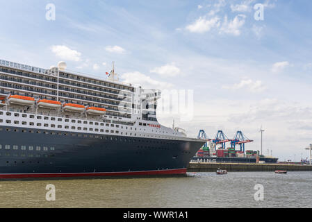 Die anspruchsvolle Kreuzfahrtschiff Queen Mary 2 im Hamburger Hafen Stockfoto