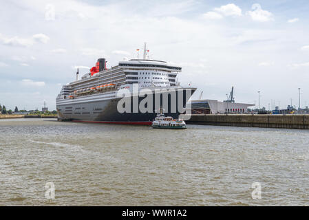 Die anspruchsvolle Kreuzfahrtschiff Queen Mary 2 im Hamburger Hafen Stockfoto