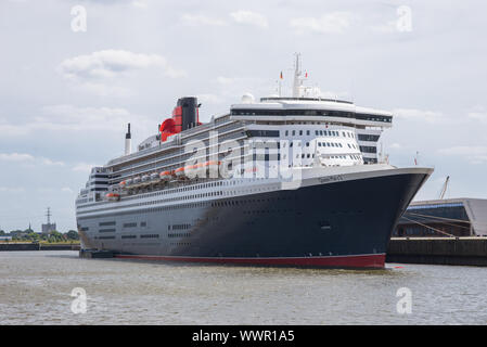 Die anspruchsvolle Kreuzfahrtschiff Queen Mary 2 im Hamburger Hafen Stockfoto