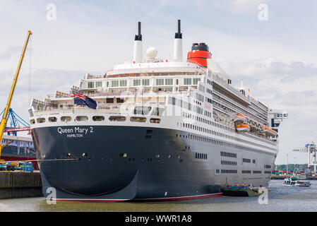 Die anspruchsvolle Kreuzfahrtschiff Queen Mary 2 im Hamburger Hafen Stockfoto