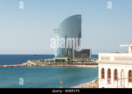 Blick auf die riesige W Barcelona - Hotel direkt am Strand von Barceloneta Stockfoto