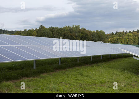 Feld mit blauen Siliciom Solarzellen Alternativenergie Stockfoto