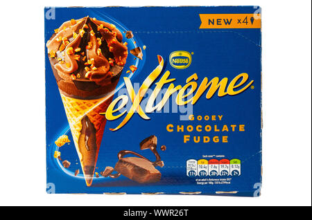 Schachtel Nestlé Nestle Extreme Gooey Chocolate Fudge Eis isoliert auf weißem Hintergrund - Eis, Eis, Eis Stockfoto