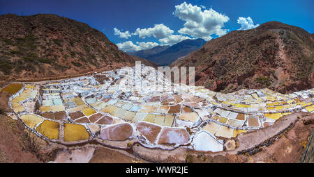 Salinas de Maras, vom Menschen verursachten Salzminen in der Nähe von Cusco, Peru Stockfoto