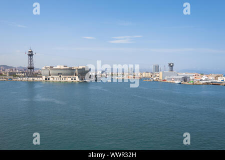 Blick auf das Hafenbecken Barcelona mit Schiffbau und Industrie im Hafen Stockfoto